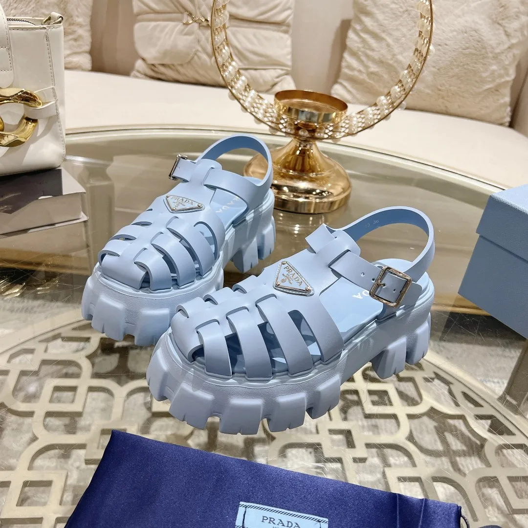 👟👟Ex-factory price 440👟👟 Prada's new spring and summer sawtooth Roman thick-soled rubber sandals, retro, fashionable and avant-garde gear teeth 55mm, thick-soled soles with rubber uppers, making the whole pair of shoes light and comfortable, bright colors, satisfying a variety of choices for fashionable people with different styles! The iconic metal triangle logo is paired with the shape of ancient beach sandals. Every design element is fashionable! Code number 35-40